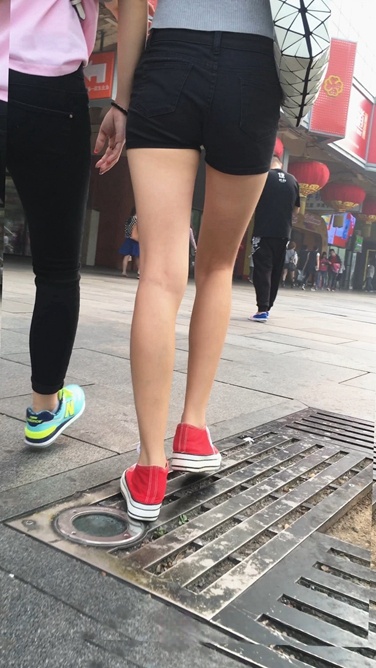 4K-极品热裤细腿红色帆布鞋高中美眉C048[2.33G]