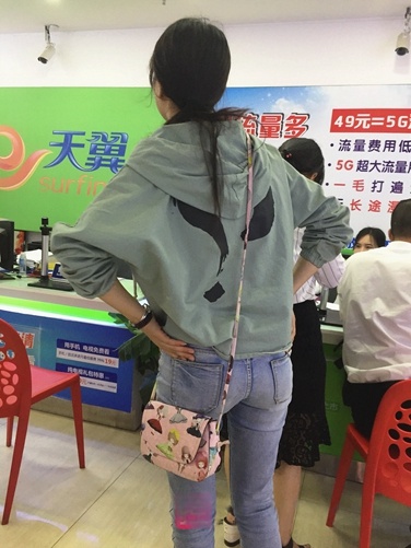 电信营业厅排队等候的牛仔裤妹子[636M]