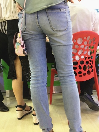 电信营业厅排队等候的牛仔裤妹子[636M]