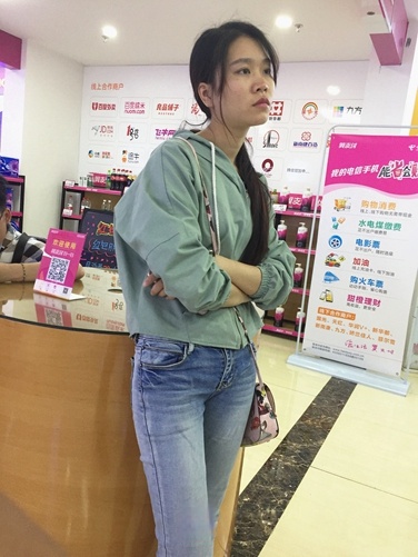 电信营业厅排队等候的牛仔裤妹子[636M]