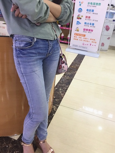 电信营业厅排队等候的牛仔裤妹子[636M]