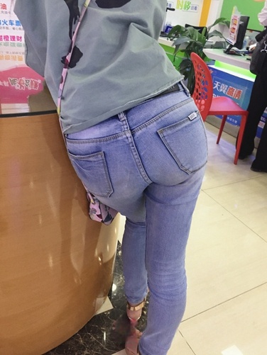 电信营业厅排队等候的牛仔裤妹子[636M]