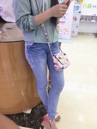 电信营业厅排队等候的牛仔裤妹子[636M]