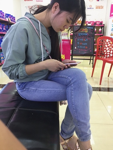 电信营业厅排队等候的牛仔裤妹子[636M]