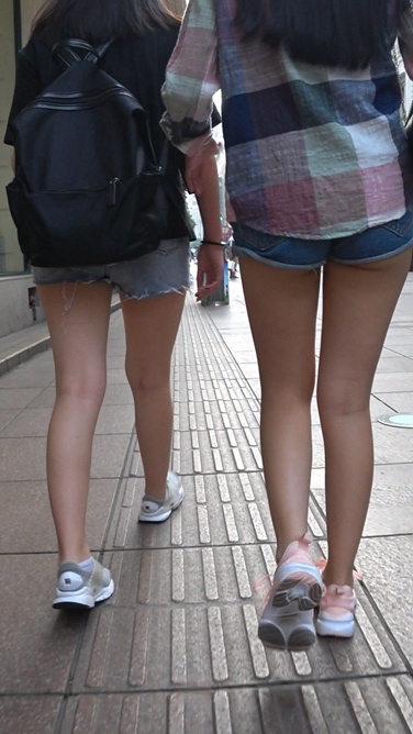 两位学妹逛街，尽显滑嫩热裤MT[1.33G]