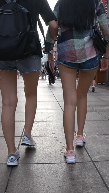 两位学妹逛街，尽显滑嫩热裤MT[1.33G]