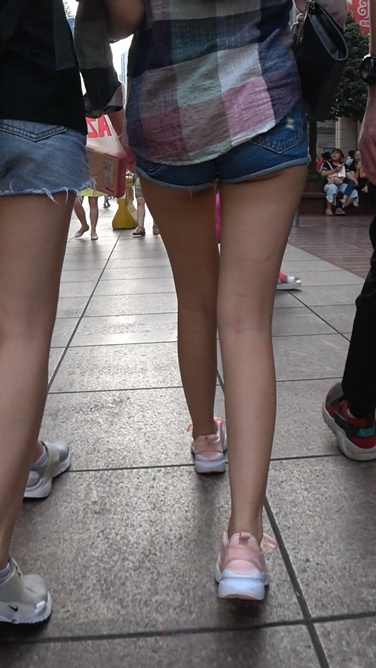 两位学妹逛街，尽显滑嫩热裤MT[1.33G]