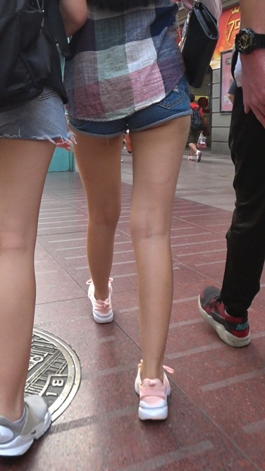 两位学妹逛街，尽显滑嫩热裤MT[1.33G]