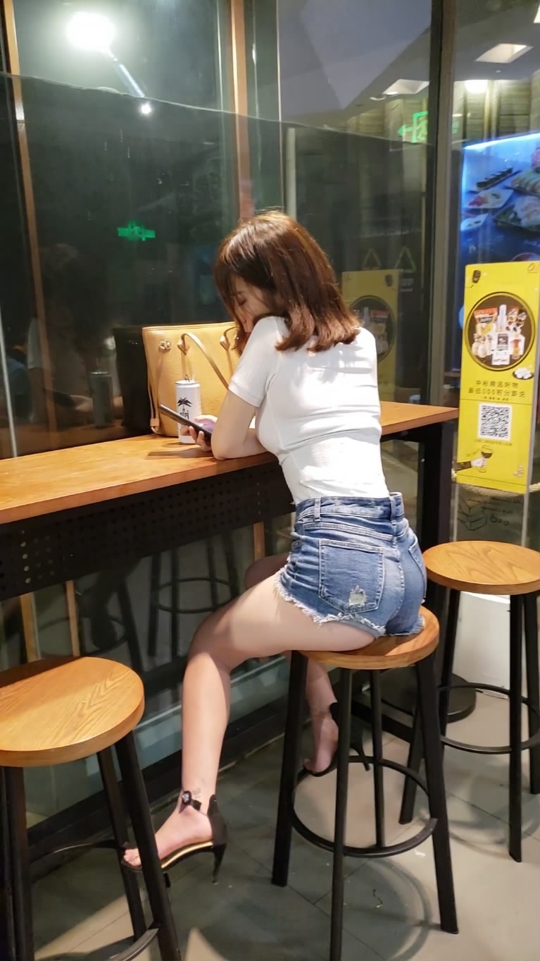 丰满热裤小月牙美女SJ001[1.11G]