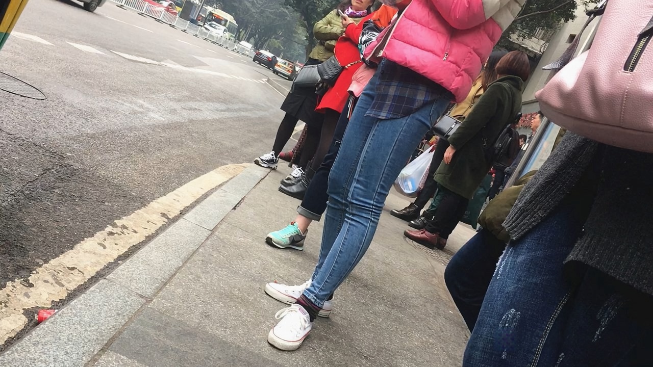 等车的紧身牛仔裤妹子[631M]