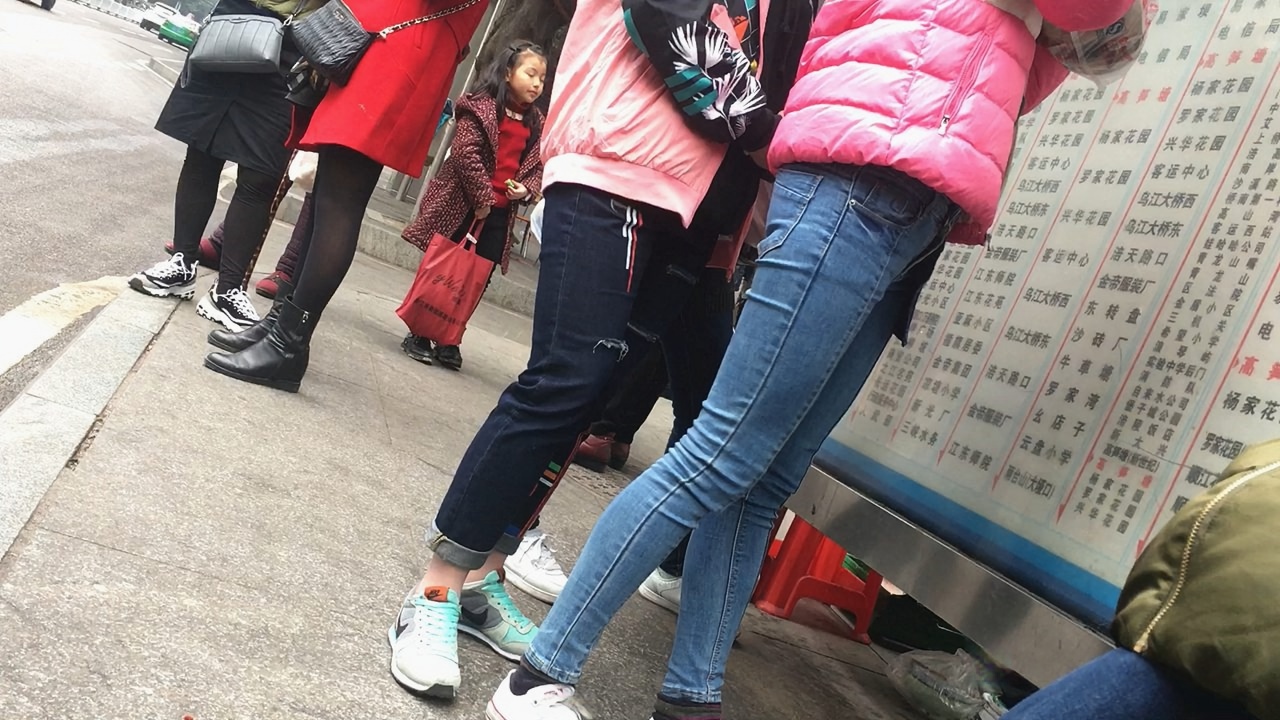 等车的紧身牛仔裤妹子[631M]