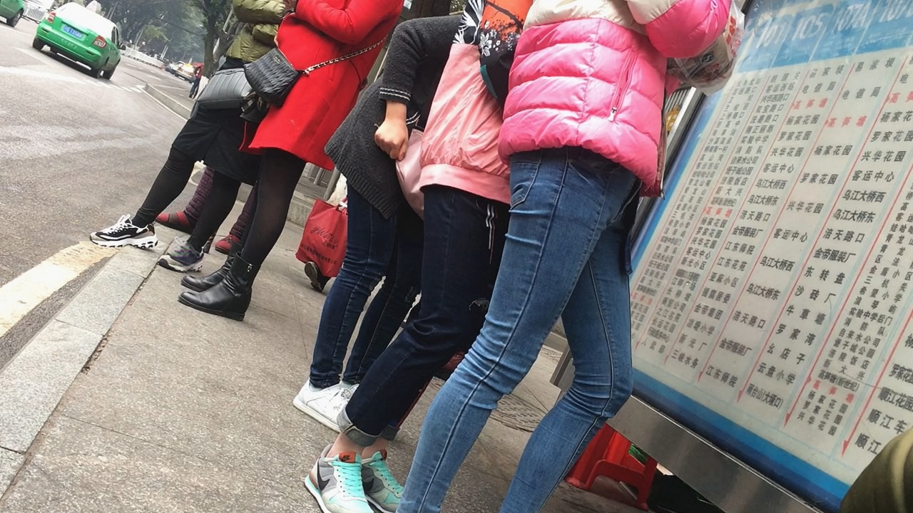 等车的紧身牛仔裤妹子[631M]