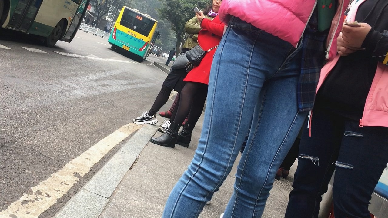 等车的紧身牛仔裤妹子[631M]