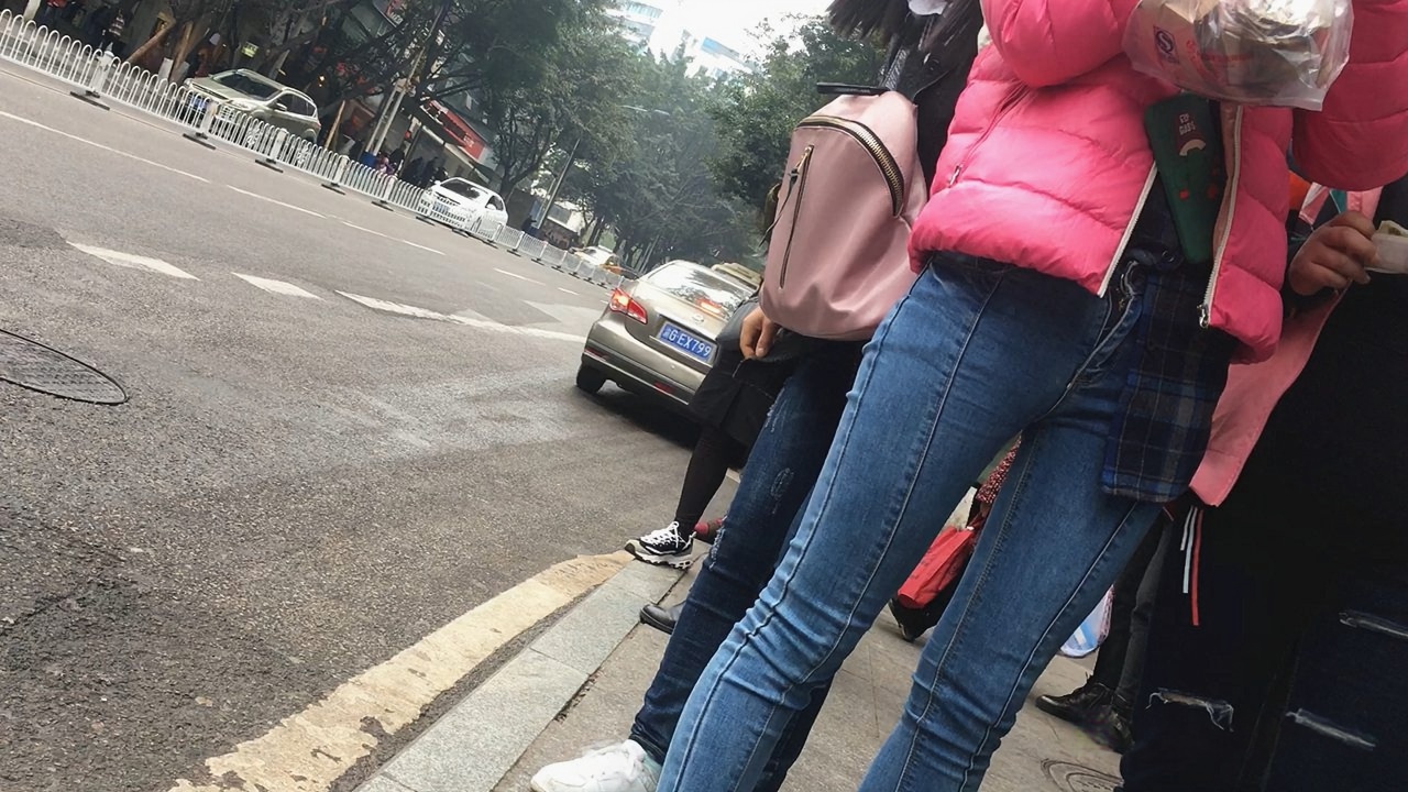 等车的紧身牛仔裤妹子[631M]