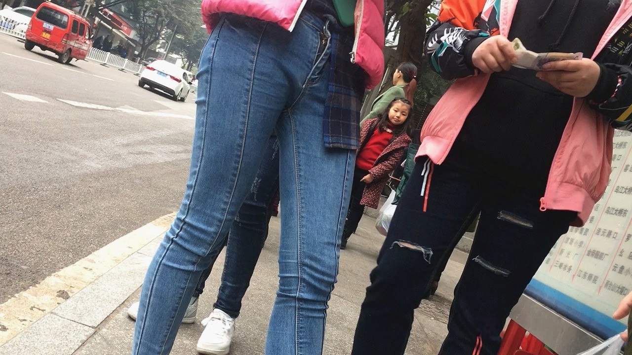 等车的紧身牛仔裤妹子[631M]