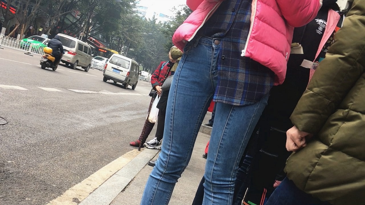 等车的紧身牛仔裤妹子[631M]