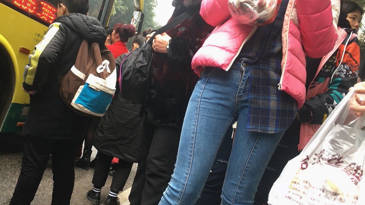 等车的紧身牛仔裤妹子[631M]