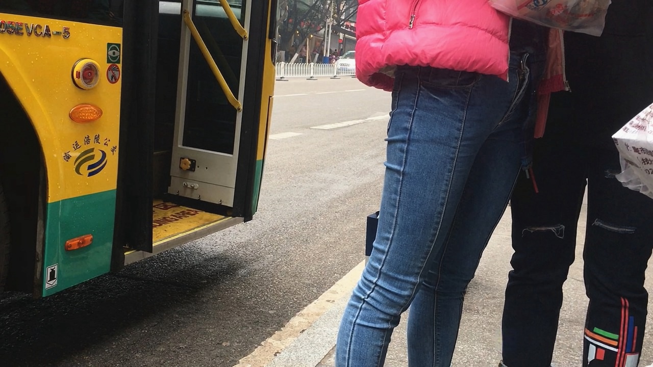 等车的紧身牛仔裤妹子[631M]