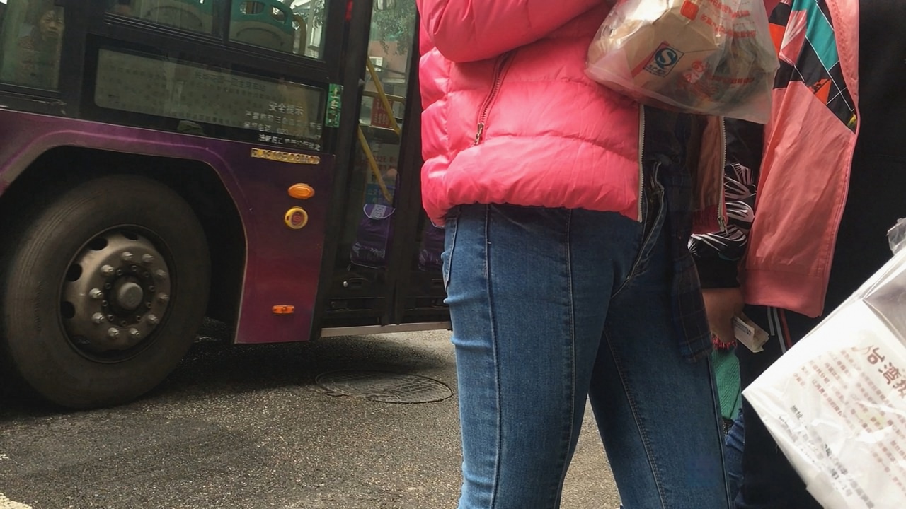 等车的紧身牛仔裤妹子[631M]