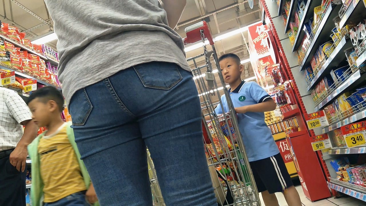 近拍妹子的牛仔裤圆润翘臀[420M]