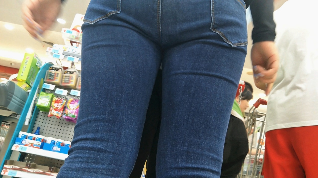近拍妹子的牛仔裤圆润翘臀[420M]