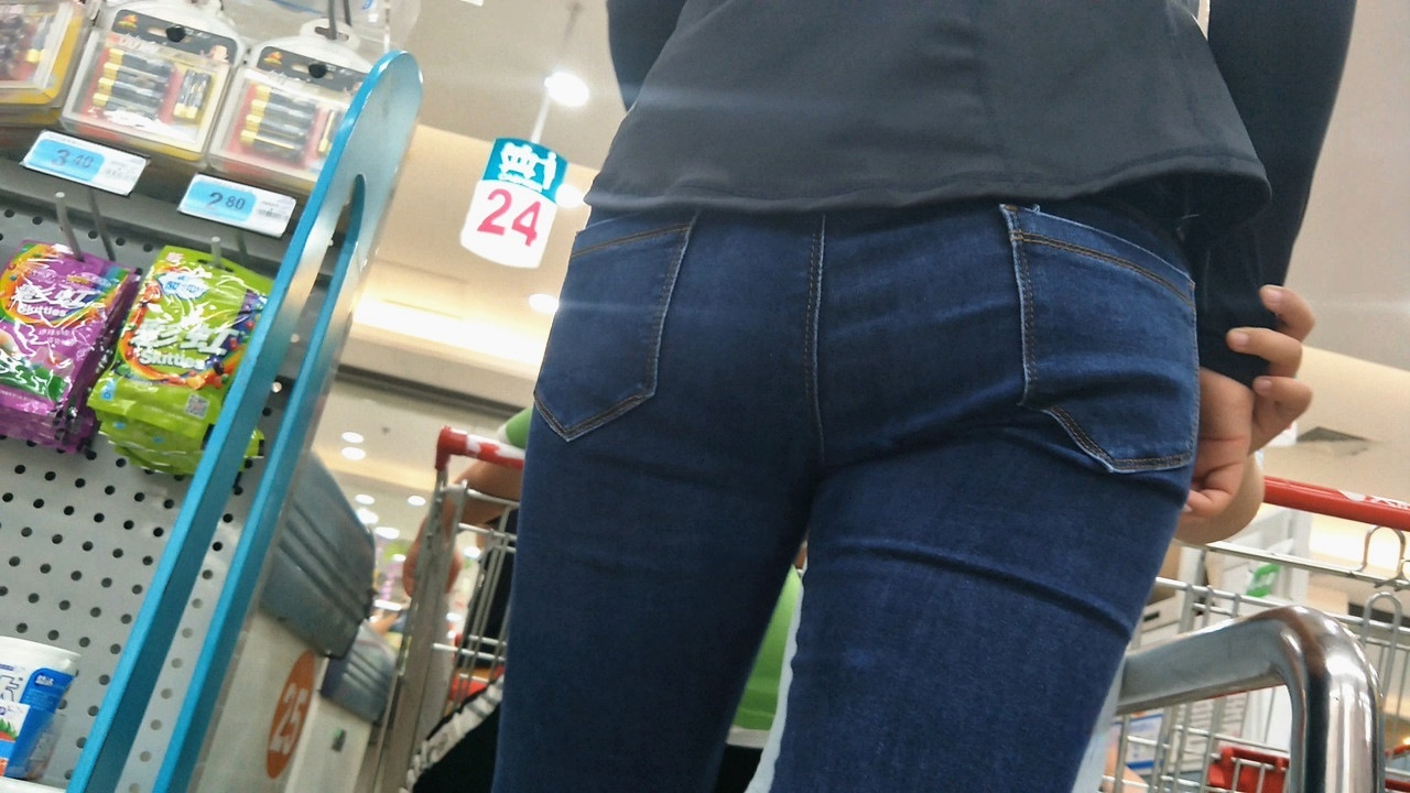 近拍妹子的牛仔裤圆润翘臀[420M]
