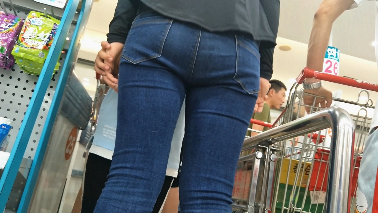 近拍妹子的牛仔裤圆润翘臀[420M]