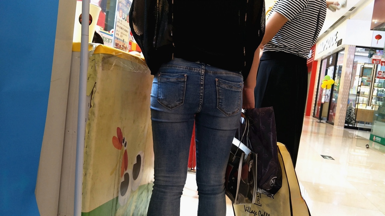 街拍圆润翘臀牛仔裤美眉SF003[975M]