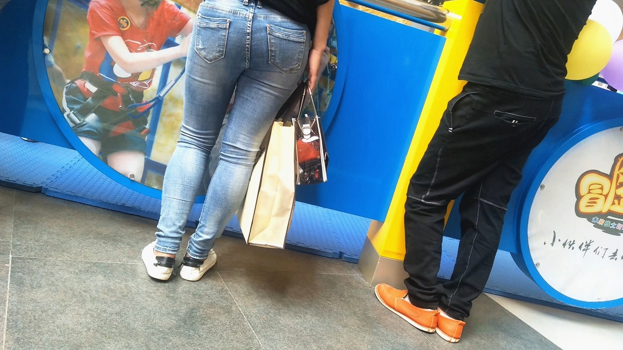 街拍圆润翘臀牛仔裤美眉SF003[975M]