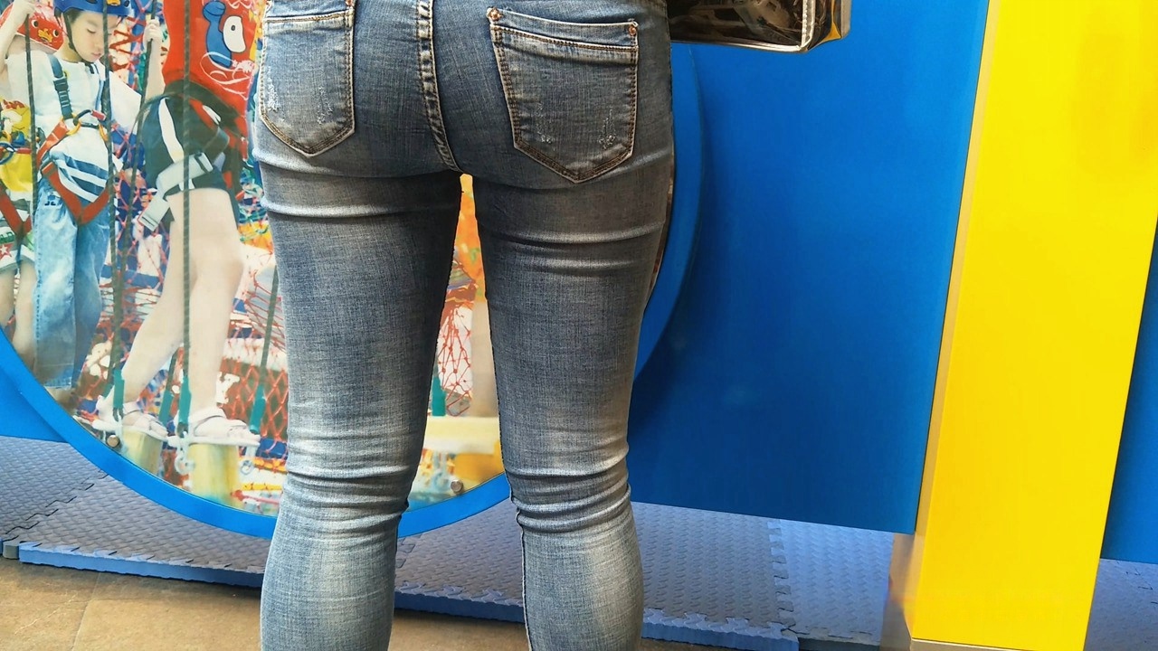 街拍圆润翘臀牛仔裤美眉SF003[975M]