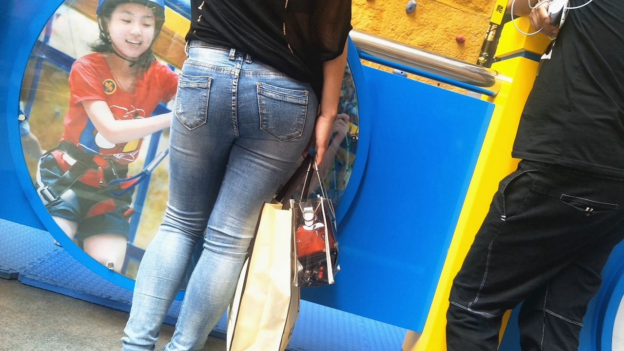 街拍圆润翘臀牛仔裤美眉SF003[975M]