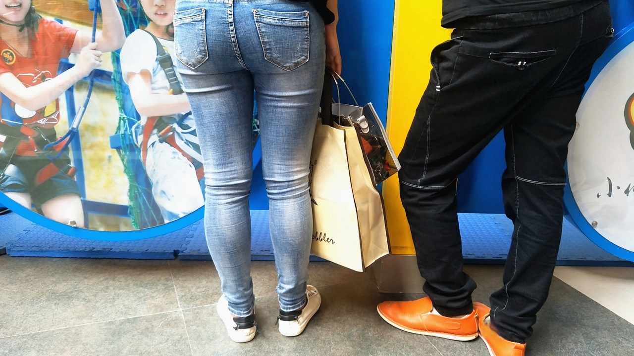 街拍圆润翘臀牛仔裤美眉SF003[975M]