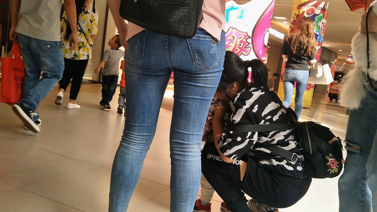 街拍圆润翘臀牛仔裤美眉SF003[975M]