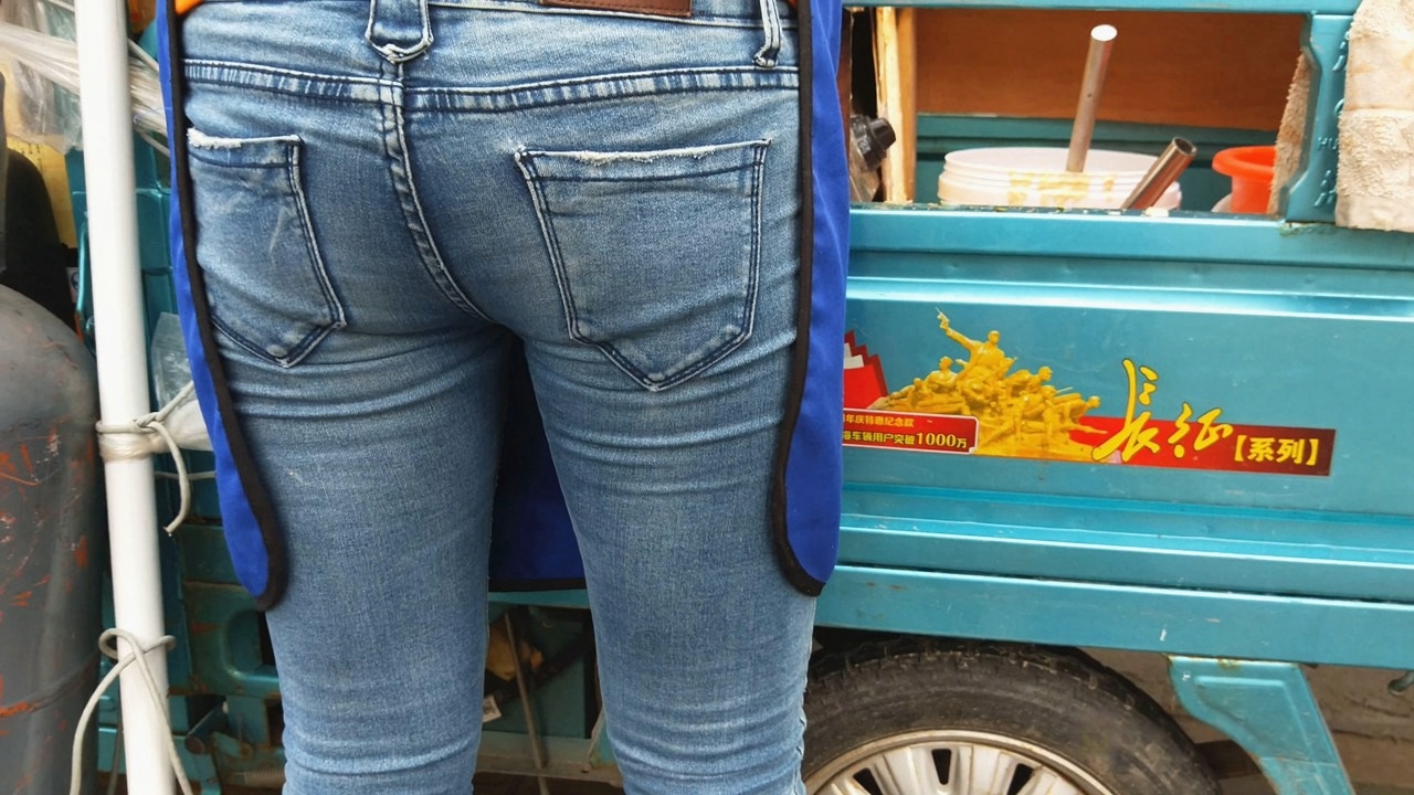 蓝色紧身牛仔裤美眉SF004[729M]