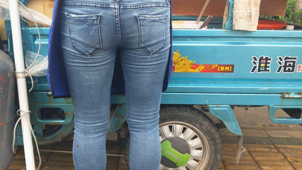 蓝色紧身牛仔裤美眉SF004[729M]