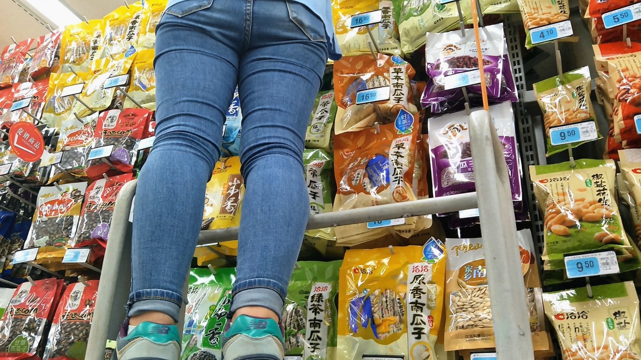 街拍超市两个蓝色牛仔裤翘臀美眉[537M]