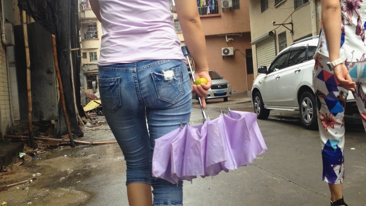 街拍紧身圆润翘臀牛仔裤美眉[359M]