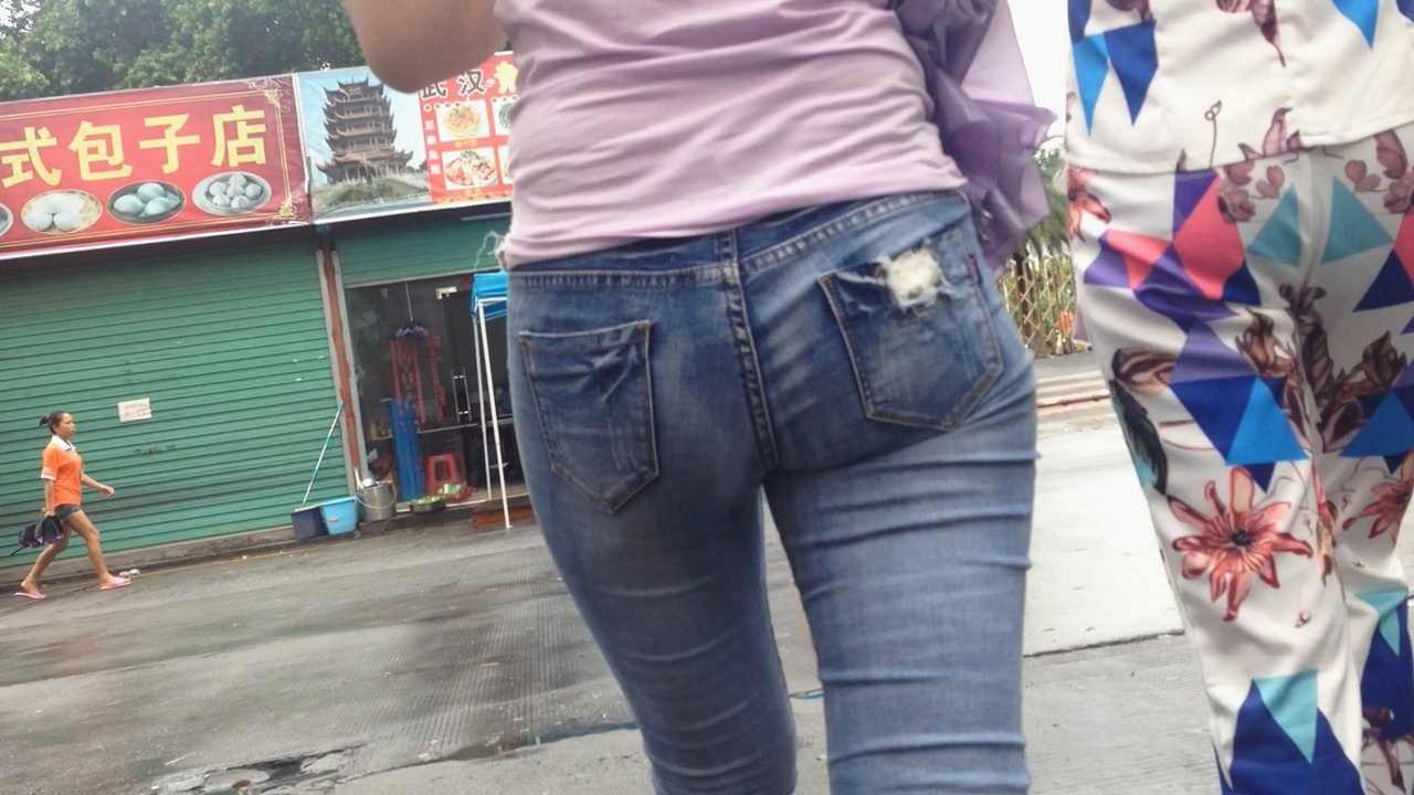 街拍紧身圆润翘臀牛仔裤美眉[359M]