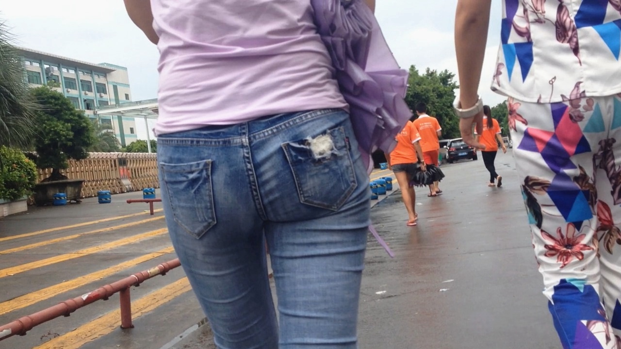 街拍紧身圆润翘臀牛仔裤美眉[359M]