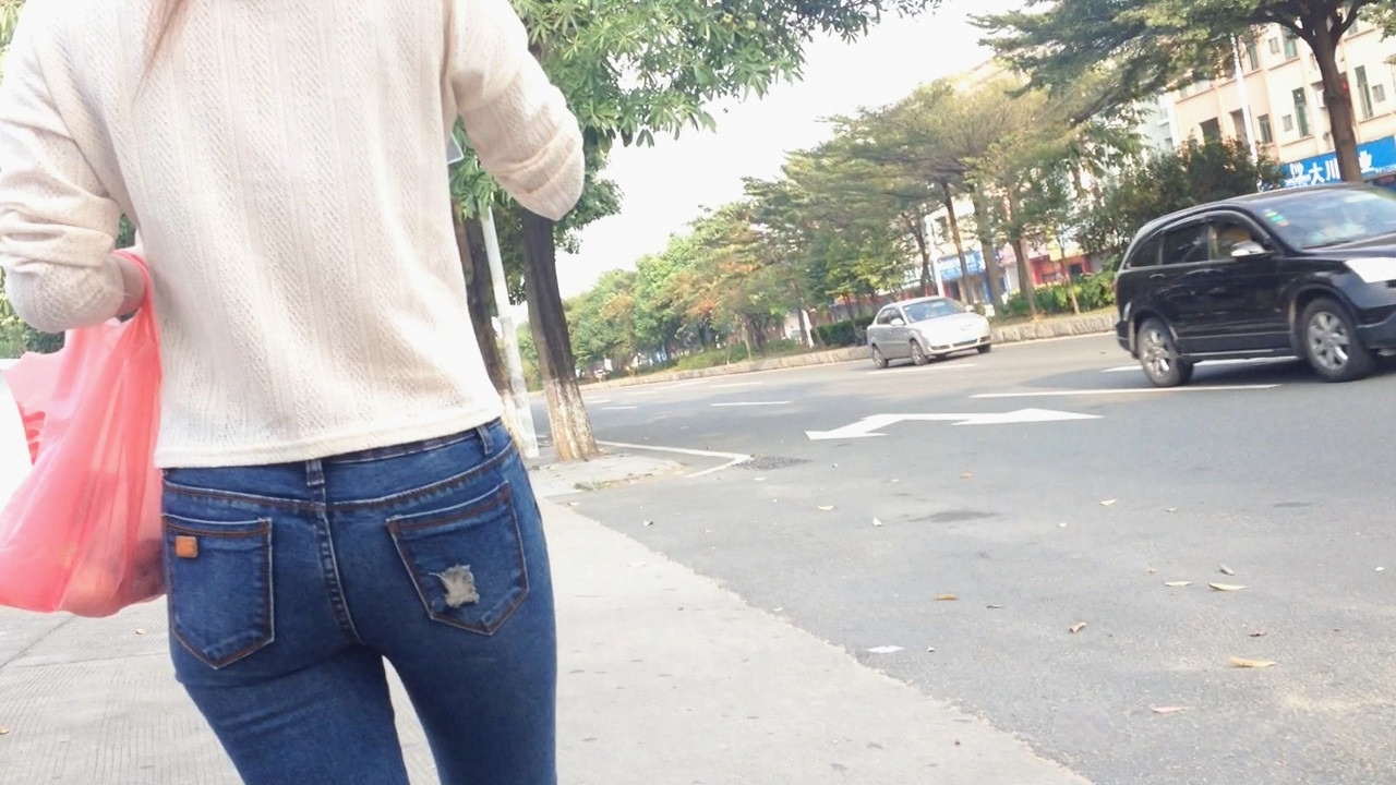 街拍蓝色紧身牛仔裤美眉[366M]