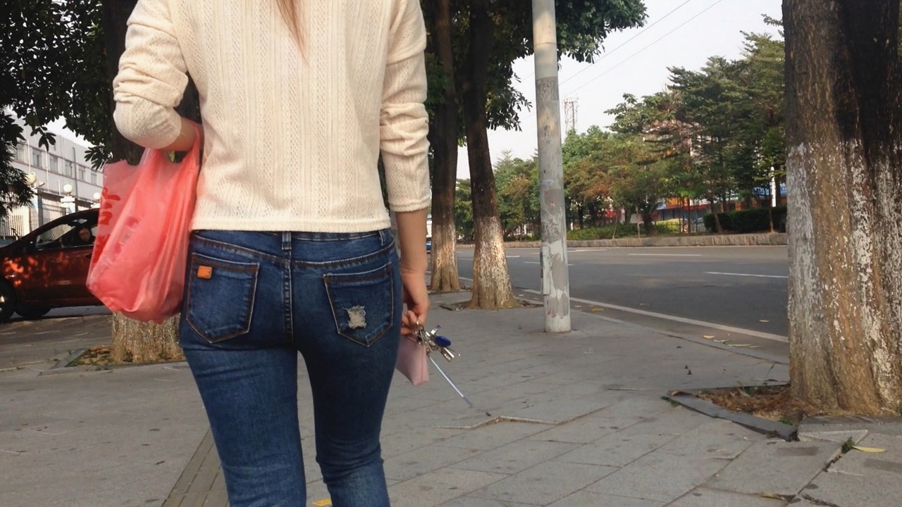 街拍蓝色紧身牛仔裤美眉[366M]