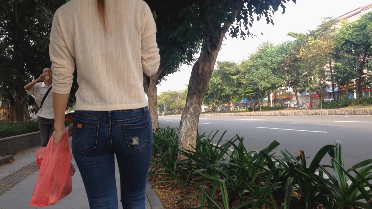 街拍蓝色紧身牛仔裤美眉[366M]