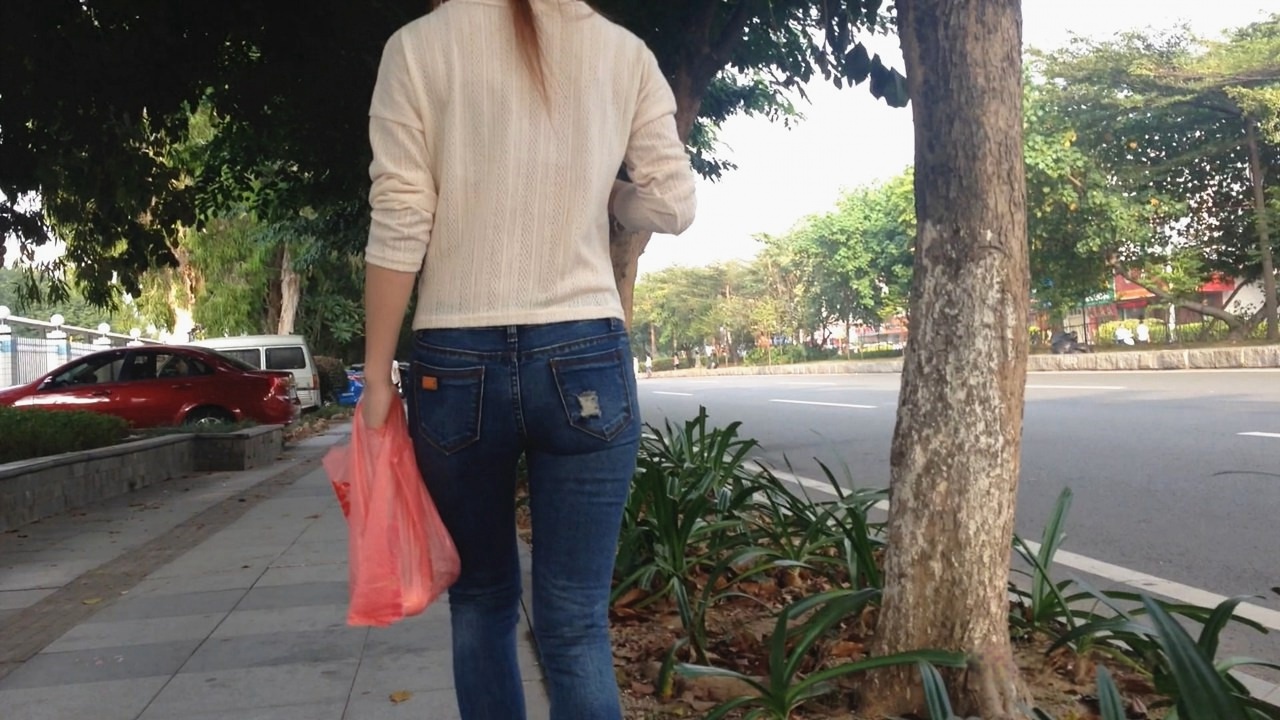 街拍蓝色紧身牛仔裤美眉[366M]