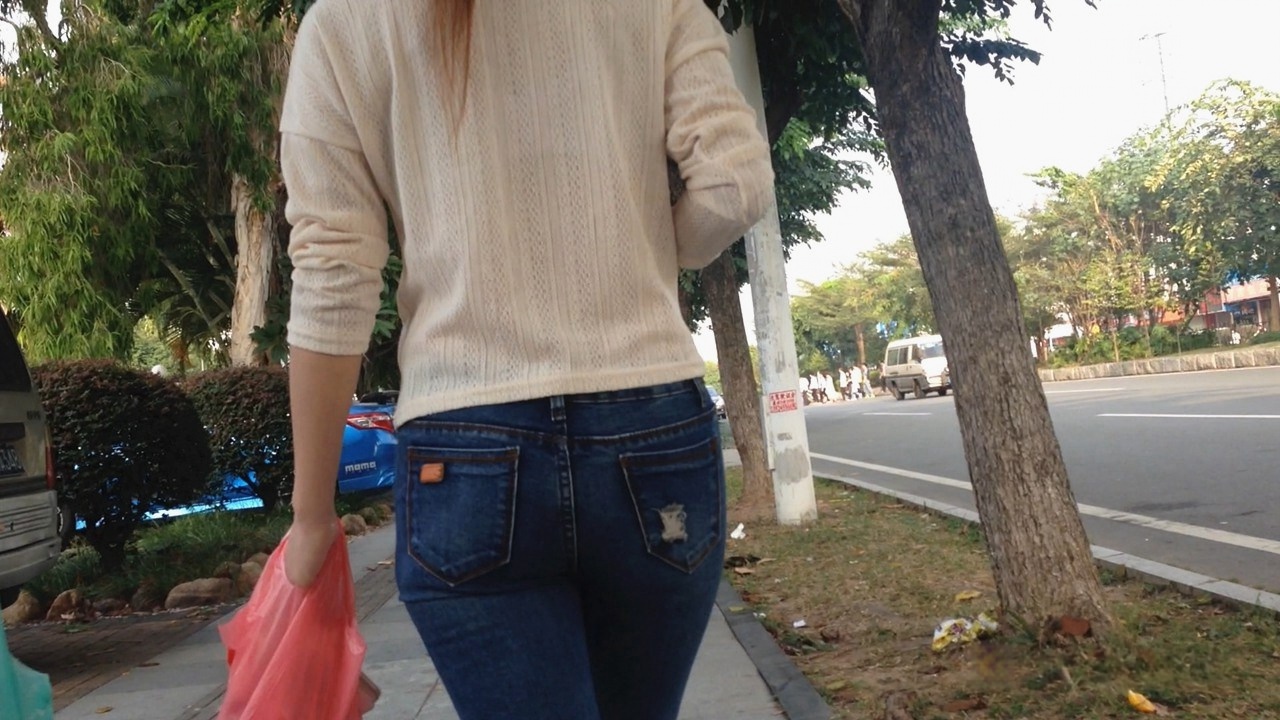 街拍蓝色紧身牛仔裤美眉[366M]