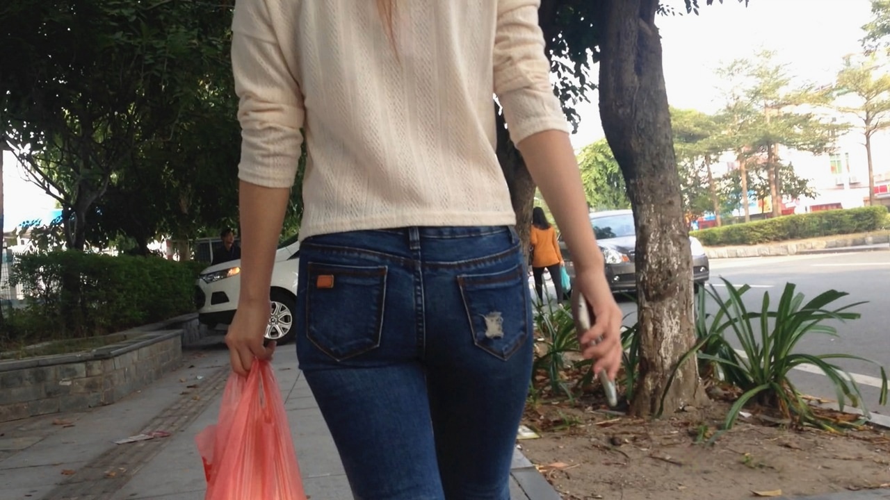 街拍蓝色紧身牛仔裤美眉[366M]