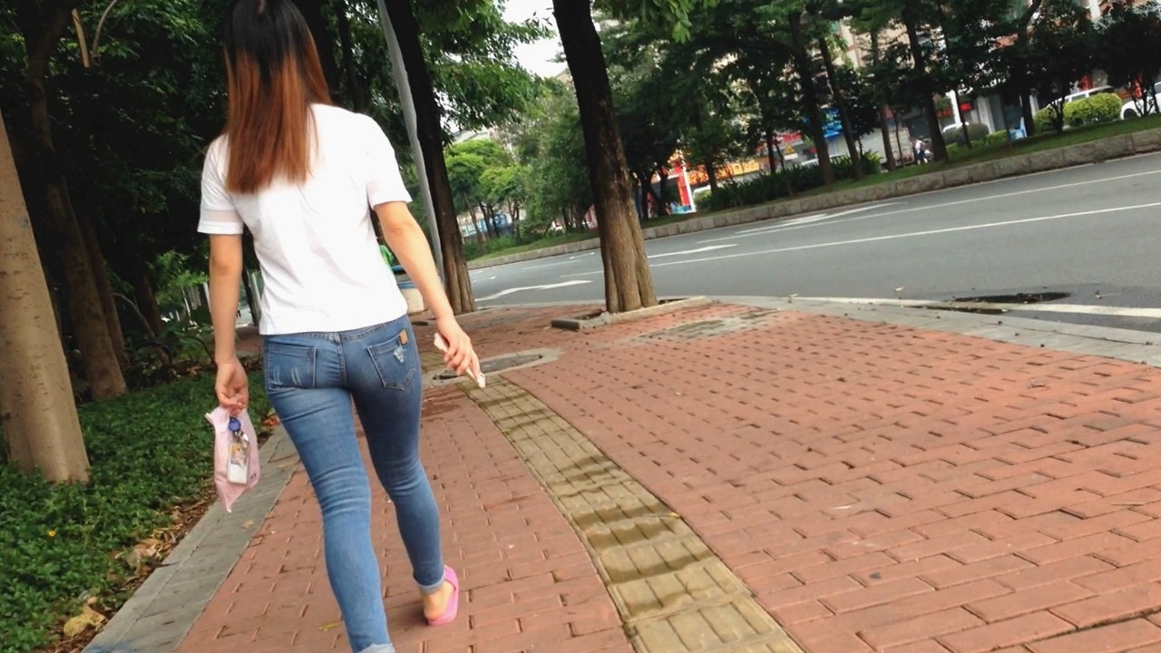 圆润翘臀牛仔裤美眉[348M]