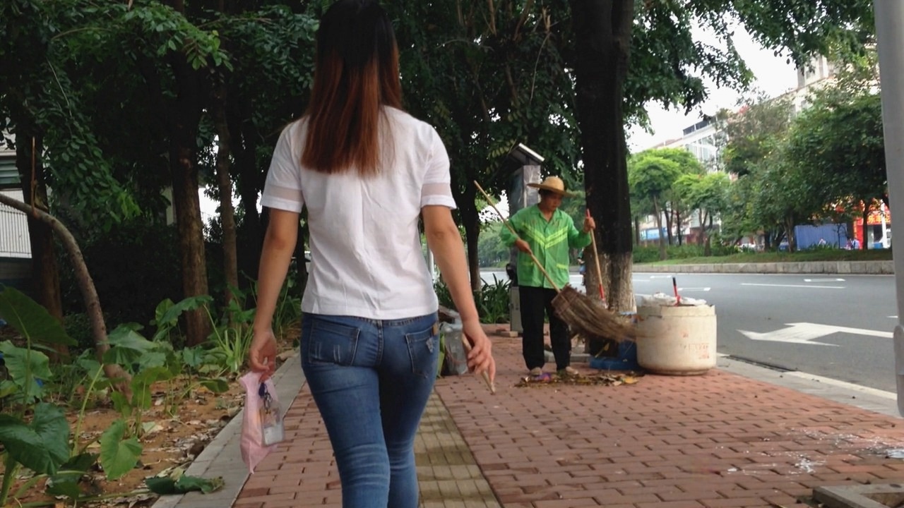 圆润翘臀牛仔裤美眉[348M]