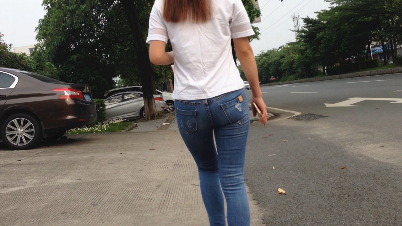 圆润翘臀牛仔裤美眉[348M]