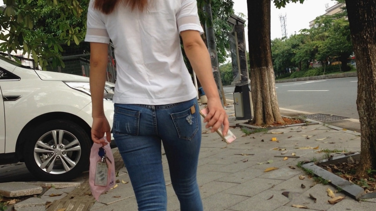 圆润翘臀牛仔裤美眉[348M]