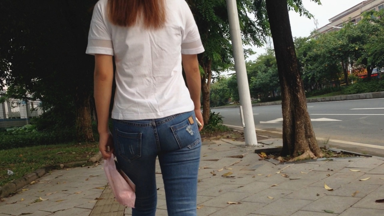 圆润翘臀牛仔裤美眉[348M]